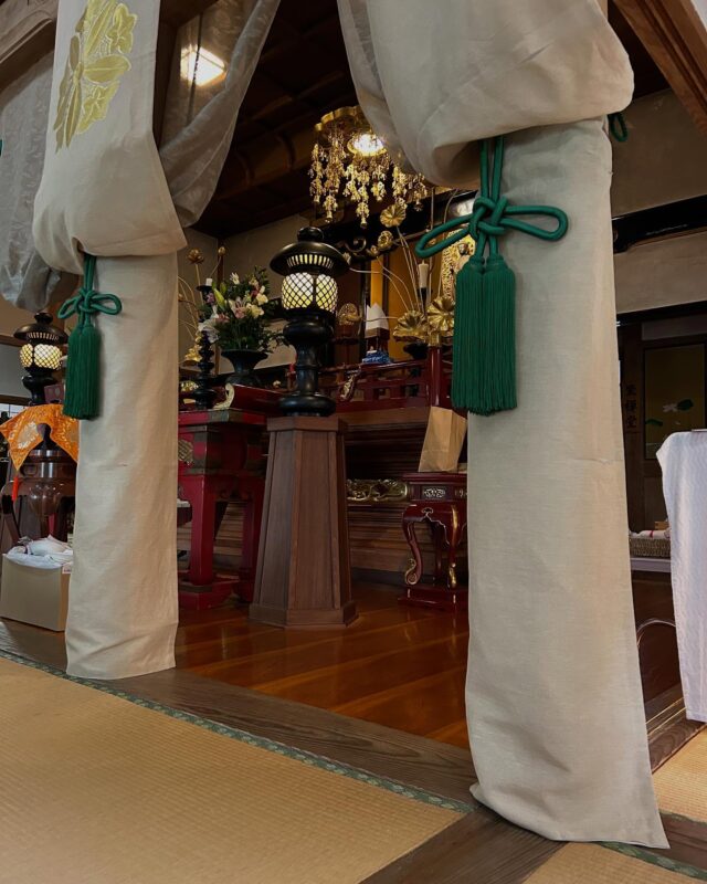 昨日は『第3回糸島お寺マルシェ』に出店させていただきました♪

午前は雨が降ってましたが、午後からは青空が広がり、とても過ごしやすい気候でした。

お寺の中でのマルシェは初めてで、立派な方々から見守ってもらいながら出店してる気分でした😊

糸島以外の方面からのお客様も来ていただいて、お客様や出店者さまとお話しながら過ごせるので、とても楽しく癒されました🥰

このご縁を感謝いたします✨

@okashi.no.mewmew さんのよもぎクッキーが美味しすぎて、写真撮るの忘れてました！よもぎがグンっときて美味しすぎました♡

第3回 糸島お寺マルシェ出店者の皆さん
●スパイスとめししま香
（特製スパイスカレー）
@shimakoh2022 
●糸島発酵お結びyuyu.
（酵素玄米おむすび）
@itoshima.yuyu
●Boulangerie 麦星-mugiboshi-（自家製酵母のパン）
@boulangerie.mugiboshi
●いとしまジャム
（糸島産の無農薬ジャム）
●~ From Muffin~
（米粉のお菓子）
@from_muffin_
●Ookashi no mew mew
（米粉のお菓子）
@okashi.no.mewmew
●Yuj〜ユジュ～
（ヘッドマルマケア マッサージ） ＠shira.aki_yoga
●書家 紫温
（筆文字で想いを形に）
shion_sho
●麻子さんち
（草木染め布ナプキン・ふんばん）@asakosan_chi
●暮らしの手しごとTsuku.Ru&..
（薬膳しろっぷ・野草チンキ、蜜蝋バーム）
@tsuku.ru333
●ナッツのなっちゃん
（トルコ産ヘーゼルナッツ・マルベリーシロップ）
@nattsunonacchan
●Meru Art Studio （トルコ伝統工芸）
@mruvbe
●klootch （ゴルゴンゾーラ チーズケーキ）
@klootch0313
●LemoNyan
（糸島レモンのレモネード・動物愛護グッズ）
@lemonyan2024
●思い出書店 糸島拠点
（思い出の本 交換サービス）
@omoide_books110
●イトオカシ。
（お豆腐チョコ・グラノーラ）
@itoshima_inakagurashi
【糸島お寺マルシェ】アカウント
くくく
@itoshima.otera.marche